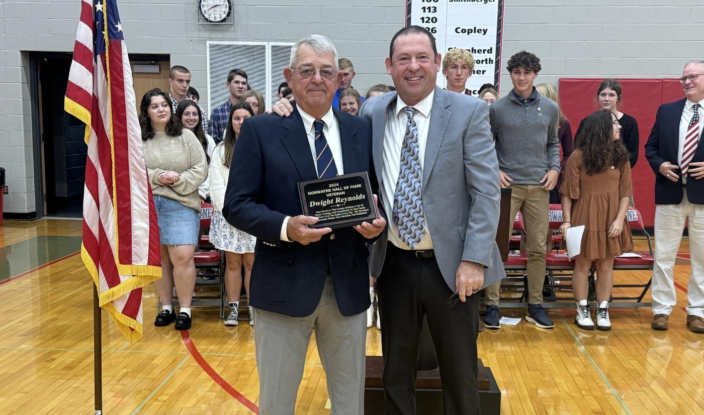 Dwight Reynolds accepts the Norwayne Veteran Hall of Fame Award